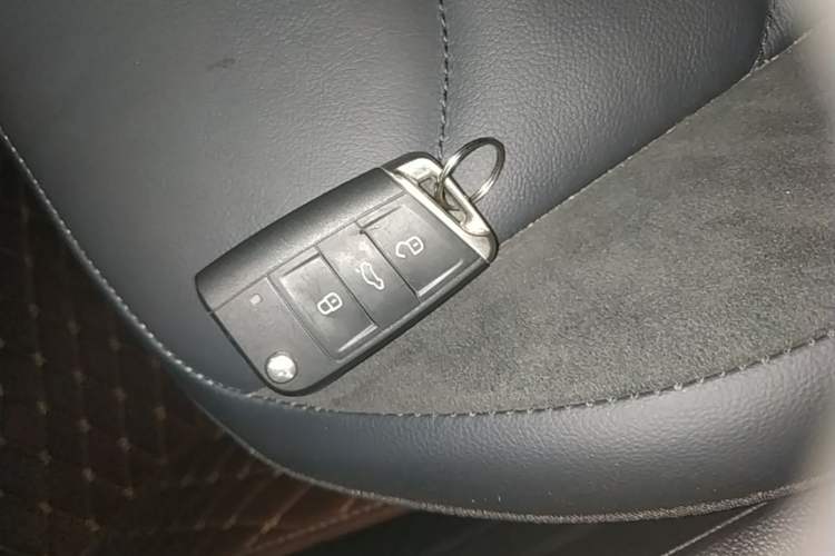 Used Volkswagen Tiguan L 2020 330TSI Automatic Two-Wheel Drive Smart Luxury Edition China VI Standard Vehicle Key