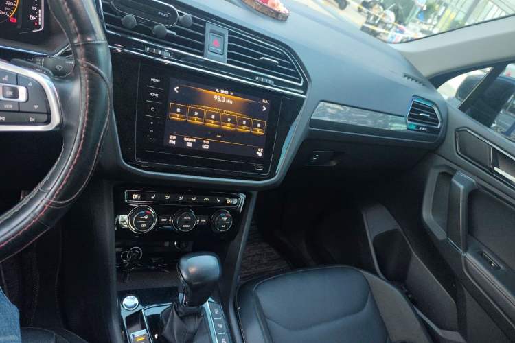 Used Volkswagen Tiguan L 2021 330TSI Automatic Two-Wheel Drive R-Line Enhanced Edition Audio And AC Panel