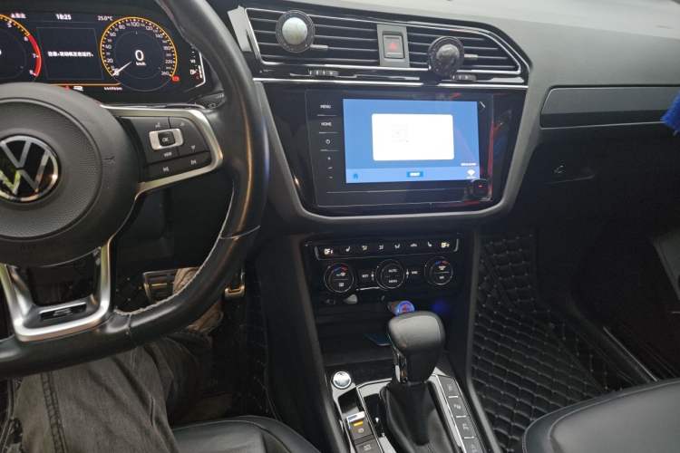 Used Volkswagen Tiguan L 2021 330TSI Automatic Two-Wheel Drive R-Line Enhanced Edition Audio And AC Panel