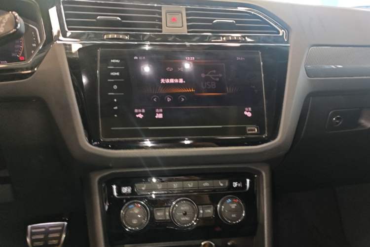 Used Volkswagen Tiguan L 2021 380TSI Automatic All-Wheel Drive R-Line Comfort Plus 7-Seater Audio And AC Panel