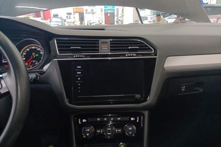 Used Volkswagen Tiguan L 2021 330TSI Automatic Two-Wheel Drive Smart Edition Audio And AC Panel