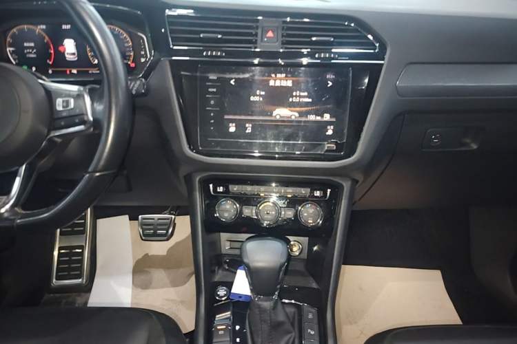 Used Volkswagen Tiguan L 2021 330TSI Automatic Two-Wheel Drive R-Line Enhanced Edition Audio And AC Panel