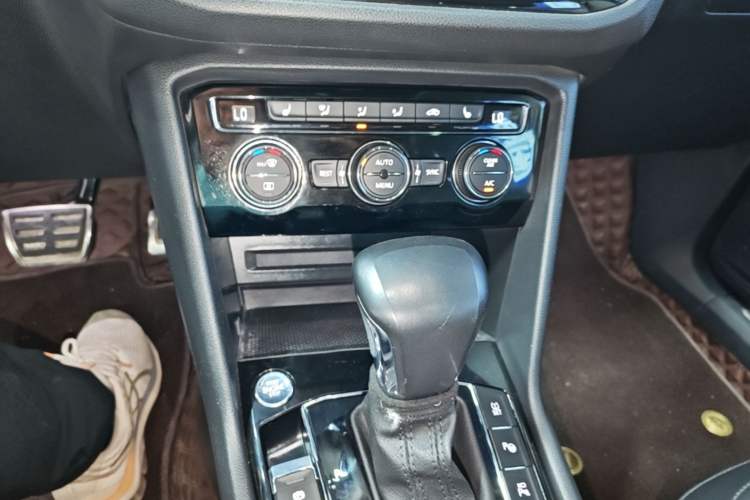 Used Volkswagen Tiguan L 2021 330TSI Automatic Two-Wheel Drive R-Line Enhanced Edition Audio And AC Panel