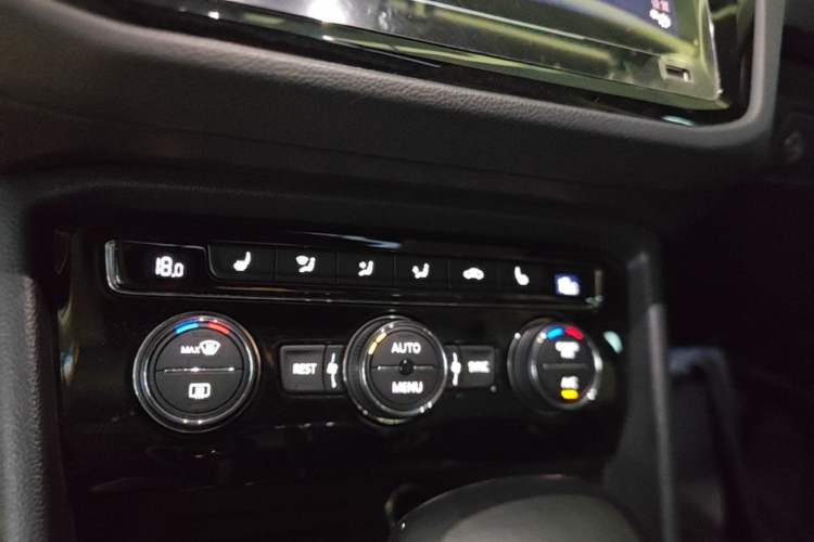 Used Volkswagen Tiguan L 2021 330TSI Automatic Two-Wheel Drive R-Line Flagship Edition Audio And AC Panel