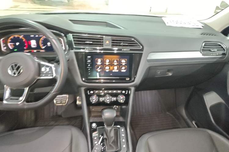 Used Volkswagen Tiguan L 2021 380TSI Automatic All-Wheel Drive R-Line Comfort Plus 7-Seater Audio And AC Panel