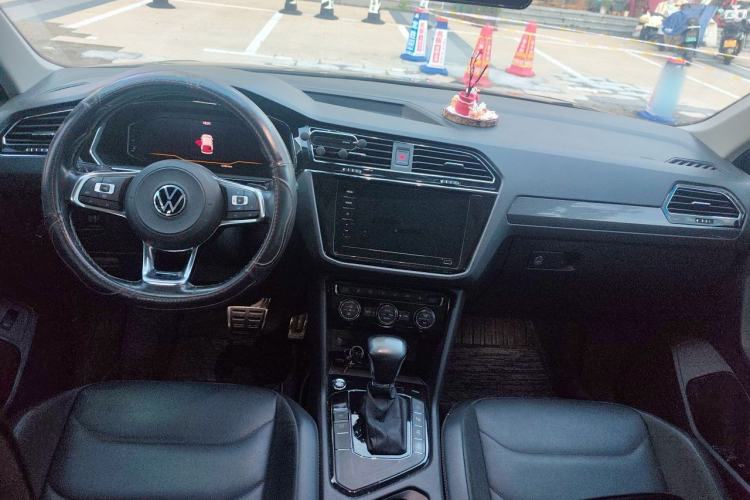 Used Volkswagen Tiguan L 2021 330TSI Automatic Two-Wheel Drive R-Line Enhanced Edition Center Console