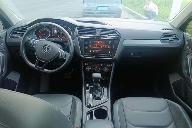 Used Volkswagen Tiguan L 2021 330TSI Automatic Two-Wheel Drive Smart Edition Center Console