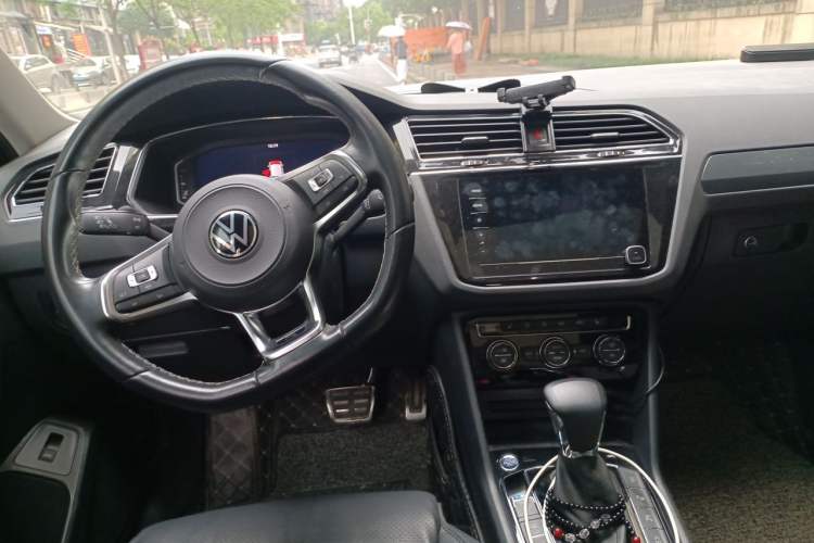 Used Volkswagen Tiguan L 2021 330TSI Automatic Two-Wheel Drive R-Line Enhanced Edition Center Console