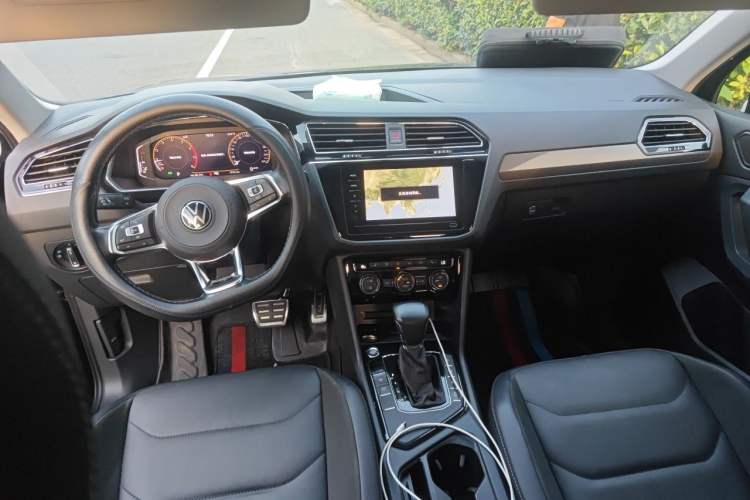 Used Volkswagen Tiguan L 2021 330TSI Automatic Two-Wheel Drive R-Line Enhanced Edition Center Console