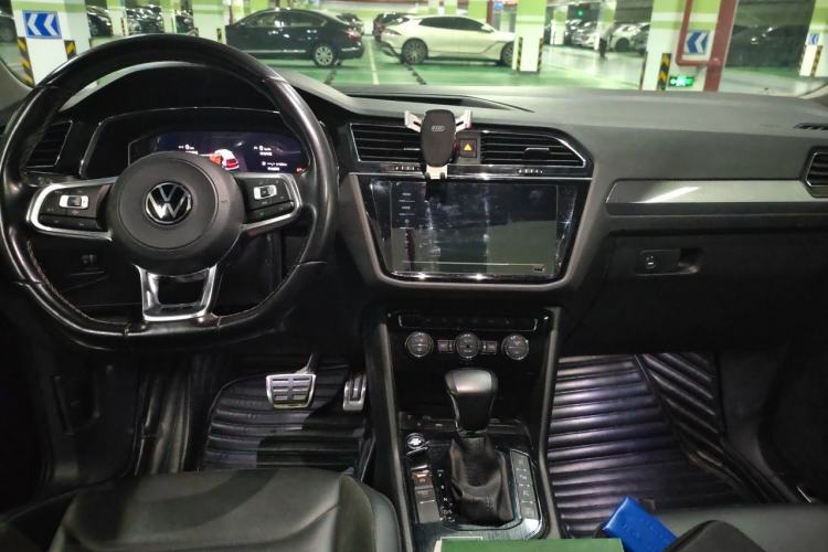 Used Volkswagen Tiguan L 2021 330TSI Automatic Two-Wheel Drive R-Line Enhanced Edition Center Console
