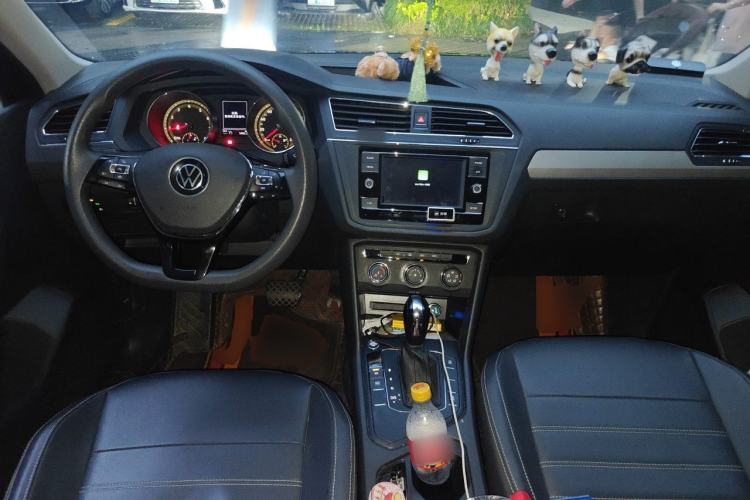 Used Volkswagen Tiguan L 2021 280TSI Automatic Two-Wheel Drive Comfort Edition – Low-Trim Version Center Console