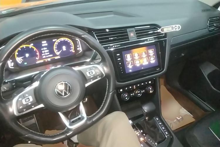 Used Volkswagen Tiguan L 2021 330TSI Automatic Two-Wheel Drive R-Line Enhanced Edition Center Console