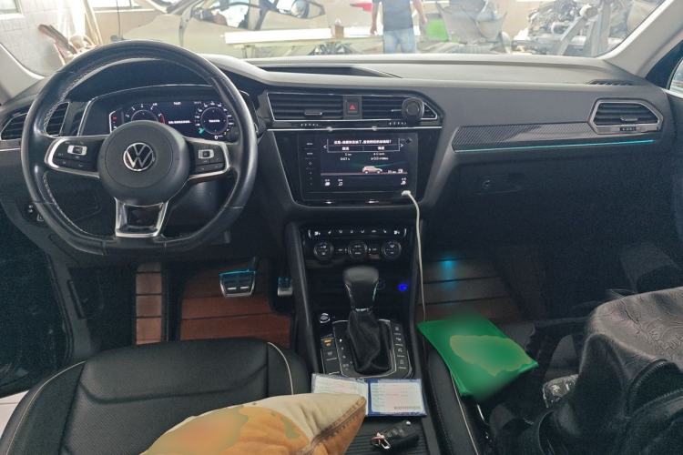 Used Volkswagen Tiguan L 2021 330TSI Automatic Two-Wheel Drive R-Line Flagship Edition Center Console