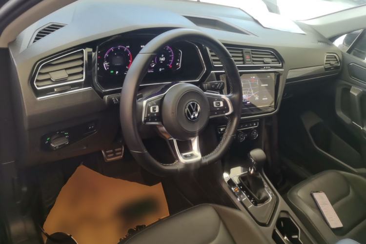Used Volkswagen Tiguan L 2021 330TSI Automatic Two-Wheel Drive R-Line Flagship Edition Center Console
