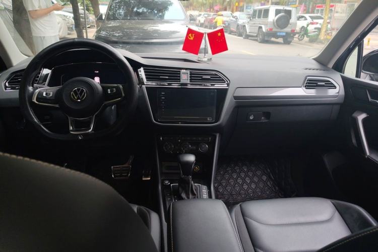 Used Volkswagen Tiguan L 2021 330TSI Automatic Two-Wheel Drive R-Line Enhanced Edition Center Console