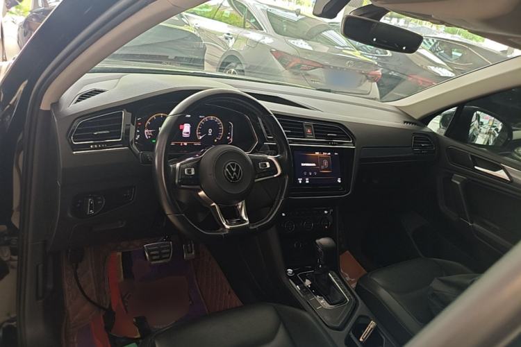 Used Volkswagen Tiguan L 2021 330TSI Automatic Two-Wheel Drive R-Line Enhanced Edition Center Console