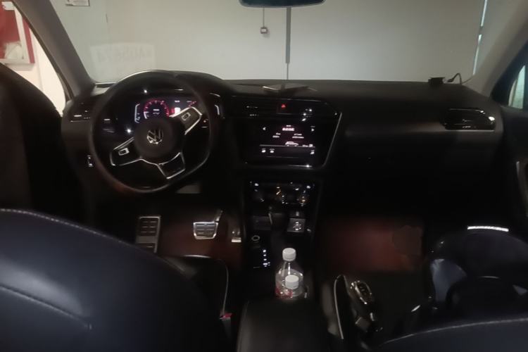 Used Volkswagen Tiguan L 2021 330TSI Automatic Two-Wheel Drive R-Line Flagship Edition Center Console