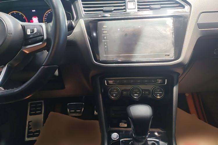 Used Volkswagen Tiguan L 2021 330TSI Automatic Two-Wheel Drive R-Line Enhanced Edition Center Console