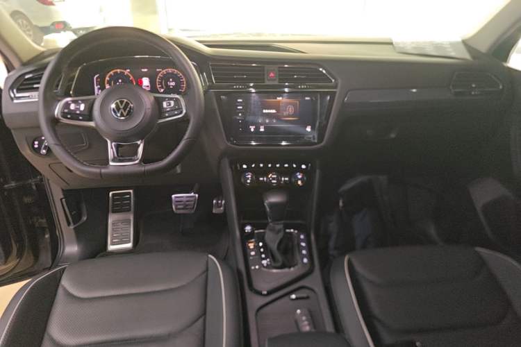 Used Volkswagen Tiguan L 2021 330TSI Automatic Two-Wheel Drive R-Line Flagship Edition Center Console