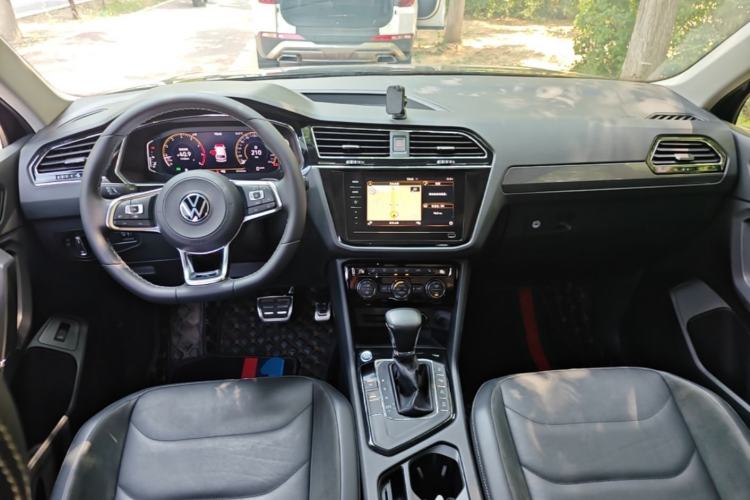 Used Volkswagen Tiguan L 2021 330TSI Automatic Two-Wheel Drive R-Line Enhanced Edition Center Console