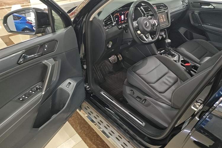 Used Volkswagen Tiguan L 2021 380TSI Automatic All-Wheel Drive R-Line Comfort Plus 7-Seater Driver Seat