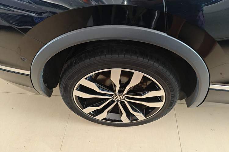 Used Volkswagen Tiguan L 2021 330TSI Automatic Two-Wheel Drive R-Line Enhanced Edition Exterior 2