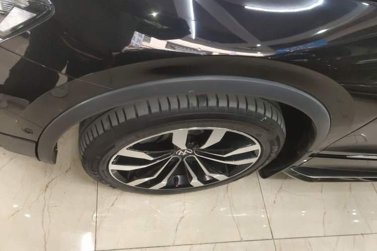 Used Volkswagen Tiguan L 2021 330TSI Automatic Two-Wheel Drive R-Line Flagship Edition Exterior 4