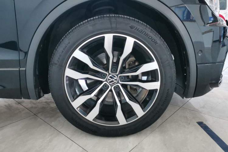 Used Volkswagen Tiguan L 2021 330TSI Automatic Two-Wheel Drive R-Line Enhanced Edition Exterior 4