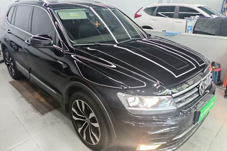 Used Volkswagen Tiguan L 2021 330TSI Automatic Two-Wheel Drive R-Line Enhanced Edition Front Right 45 Deg