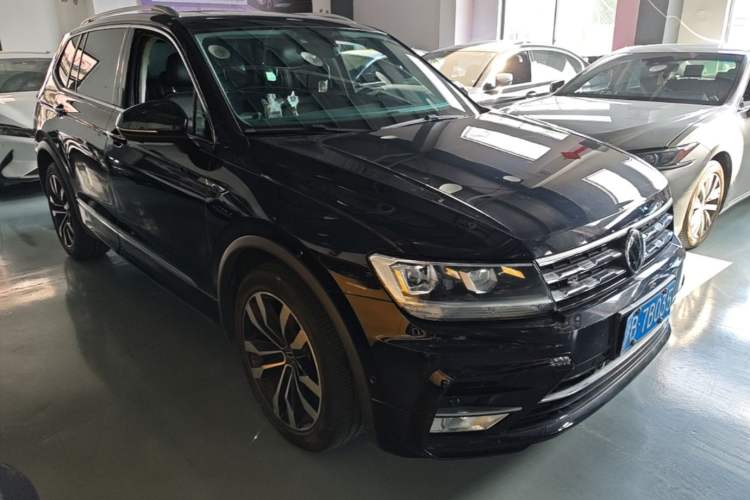 Used Volkswagen Tiguan L 2021 330TSI Automatic Two-Wheel Drive R-Line Enhanced Edition Front Right 45 Deg