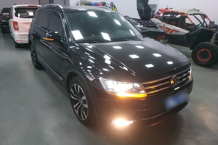 Used Volkswagen Tiguan L 2021 330TSI Automatic Two-Wheel Drive R-Line Enhanced Edition Front Right 45 Deg