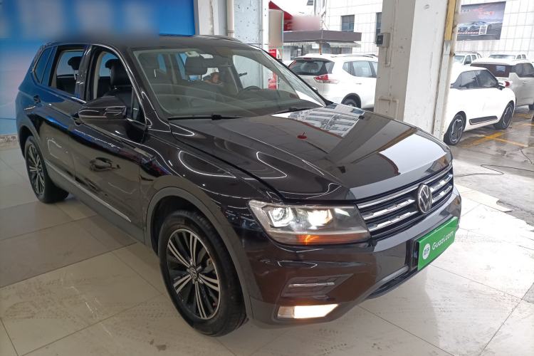 Used Volkswagen Tiguan L 2021 330TSI Automatic Two-Wheel Drive Smart Edition Front Right 45 Deg