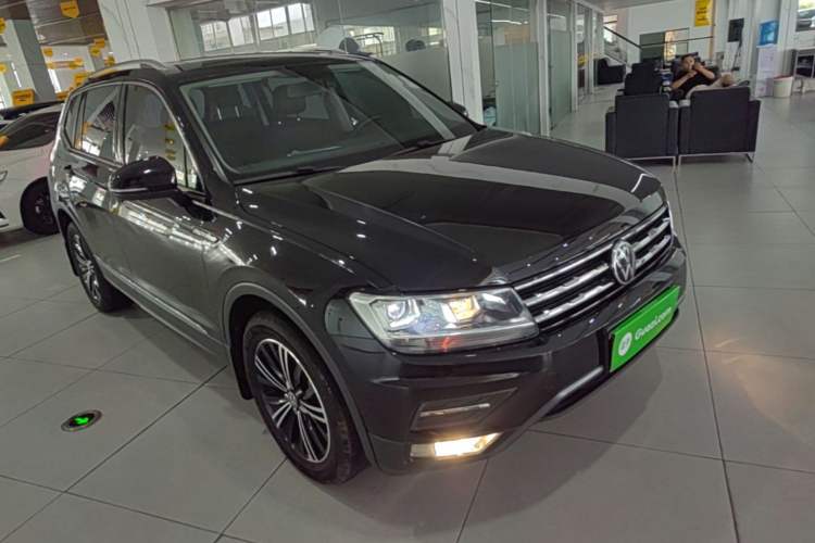 Used Volkswagen Tiguan L 2021 330TSI Automatic Two-Wheel Drive Smart Edition Front Right 45 Deg