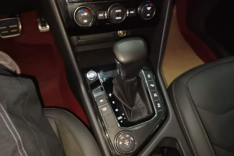 Used Volkswagen Tiguan L 2021 380TSI Automatic All-Wheel Drive R-Line Comfort Plus 7-Seater Gear Lever