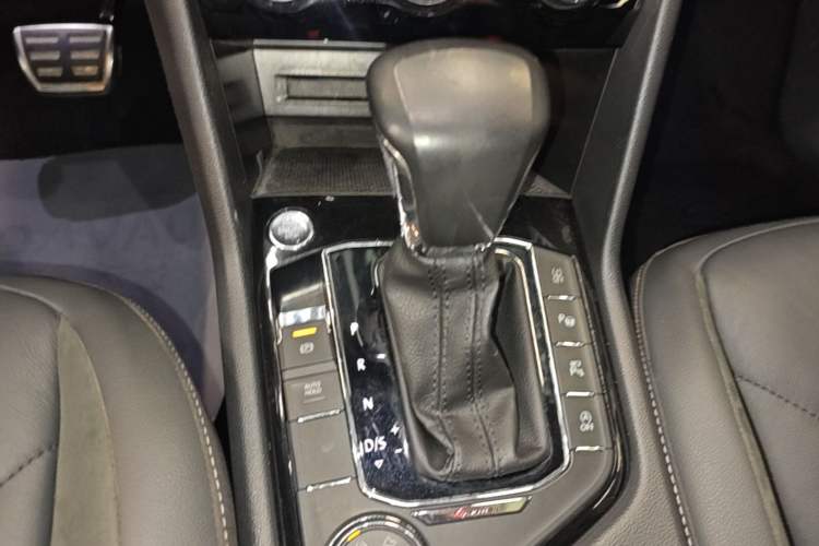 Used Volkswagen Tiguan L 2021 380TSI Automatic All-Wheel Drive R-Line Comfort Plus 7-Seater Gear Lever
