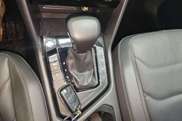 Used Volkswagen Tiguan L 2021 330TSI Automatic Two-Wheel Drive R-Line Flagship Edition Gear Lever
