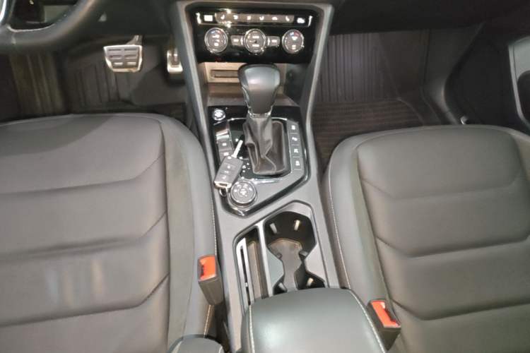 Used Volkswagen Tiguan L 2021 380TSI Automatic All-Wheel Drive R-Line Comfort Plus 7-Seater Gear Lever