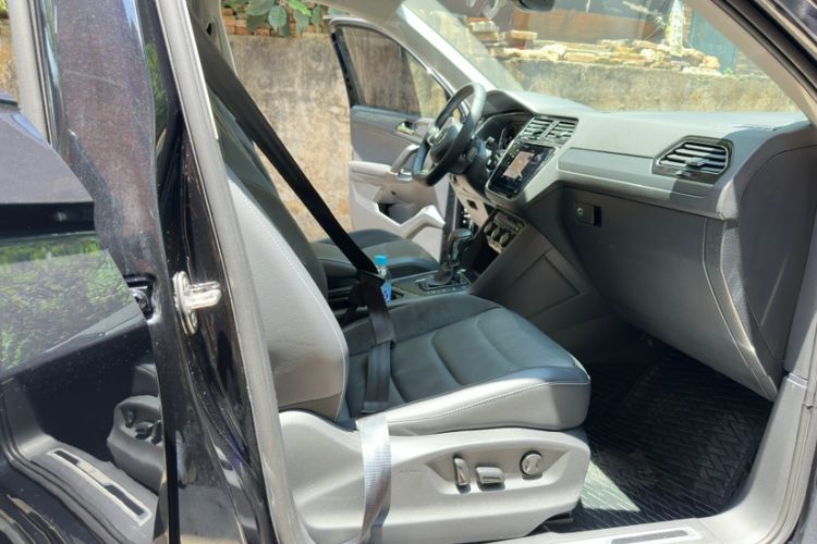Used Volkswagen Tiguan L 2021 330TSI Automatic Two-Wheel Drive R-Line Enhanced Edition Interior 10