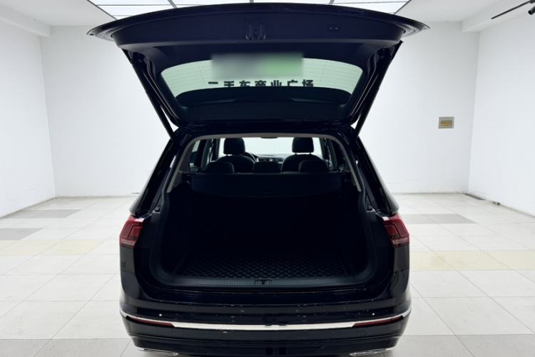 Used Volkswagen Tiguan L 2021 330TSI Automatic Two-Wheel Drive R-Line Enhanced Edition Interior 10
