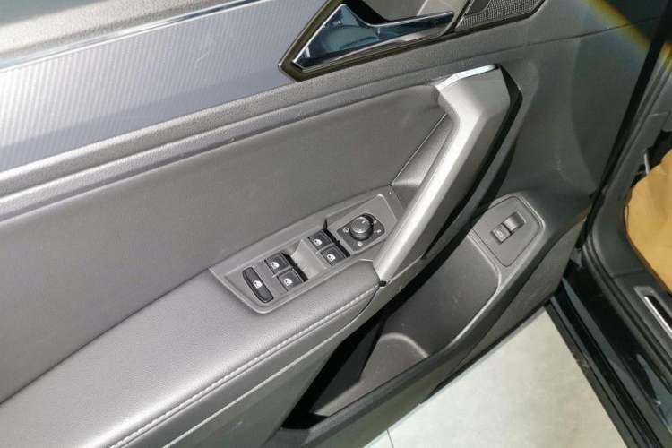 Used Volkswagen Tiguan L 2021 330TSI Automatic Two-Wheel Drive R-Line Enhanced Edition Interior 10