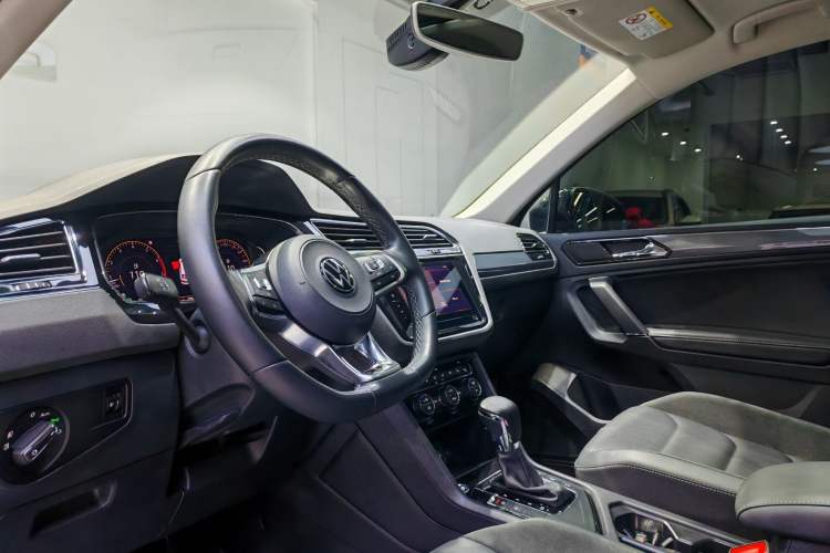 Used Volkswagen Tiguan L 2021 330TSI Automatic Two-Wheel Drive R-Line Flagship Edition Interior 2