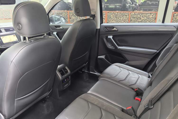 Used Volkswagen Tiguan L 2021 330TSI Automatic Two-Wheel Drive R-Line Enhanced Edition Interior 3