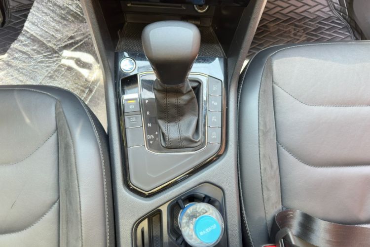 Used Volkswagen Tiguan L 2021 330TSI Automatic Two-Wheel Drive R-Line Enhanced Edition Interior 4