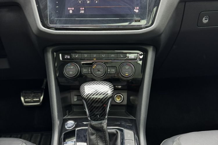 Used Volkswagen Tiguan L 2021 330TSI Automatic Two-Wheel Drive R-Line Enhanced Edition Interior 4