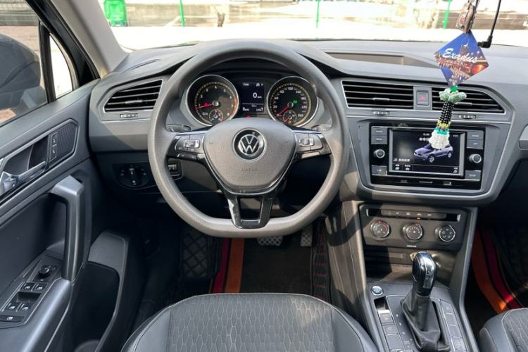 Used Volkswagen Tiguan L 2021 330TSI Automatic Two-Wheel Drive Comfort Edition Interior 4