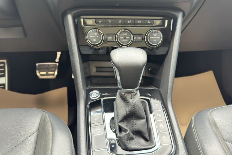 Used Volkswagen Tiguan L 2021 330TSI Automatic Two-Wheel Drive R-Line Enhanced Edition Interior 5
