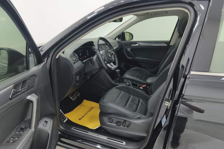Used Volkswagen Tiguan L 2021 380TSI Automatic All-Wheel Drive R-Line Comfort Plus 7-Seater Interior 5