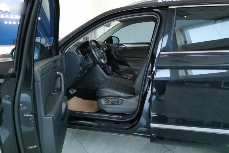 Used Volkswagen Tiguan L 2021 330TSI Automatic Two-Wheel Drive R-Line Enhanced Edition Interior 5