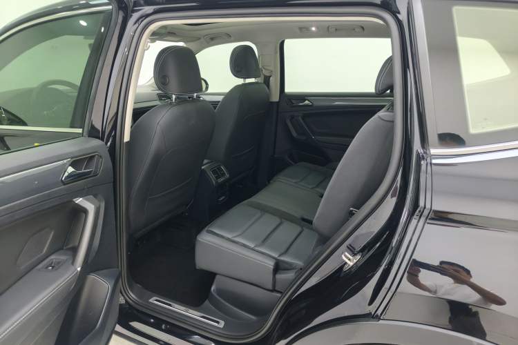 Used Volkswagen Tiguan L 2021 380TSI Automatic All-Wheel Drive R-Line Comfort Plus 7-Seater Interior 6