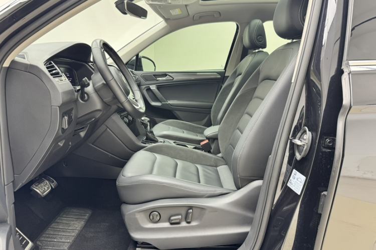 Used Volkswagen Tiguan L 2021 330TSI Automatic Two-Wheel Drive R-Line Enhanced Edition Interior 7